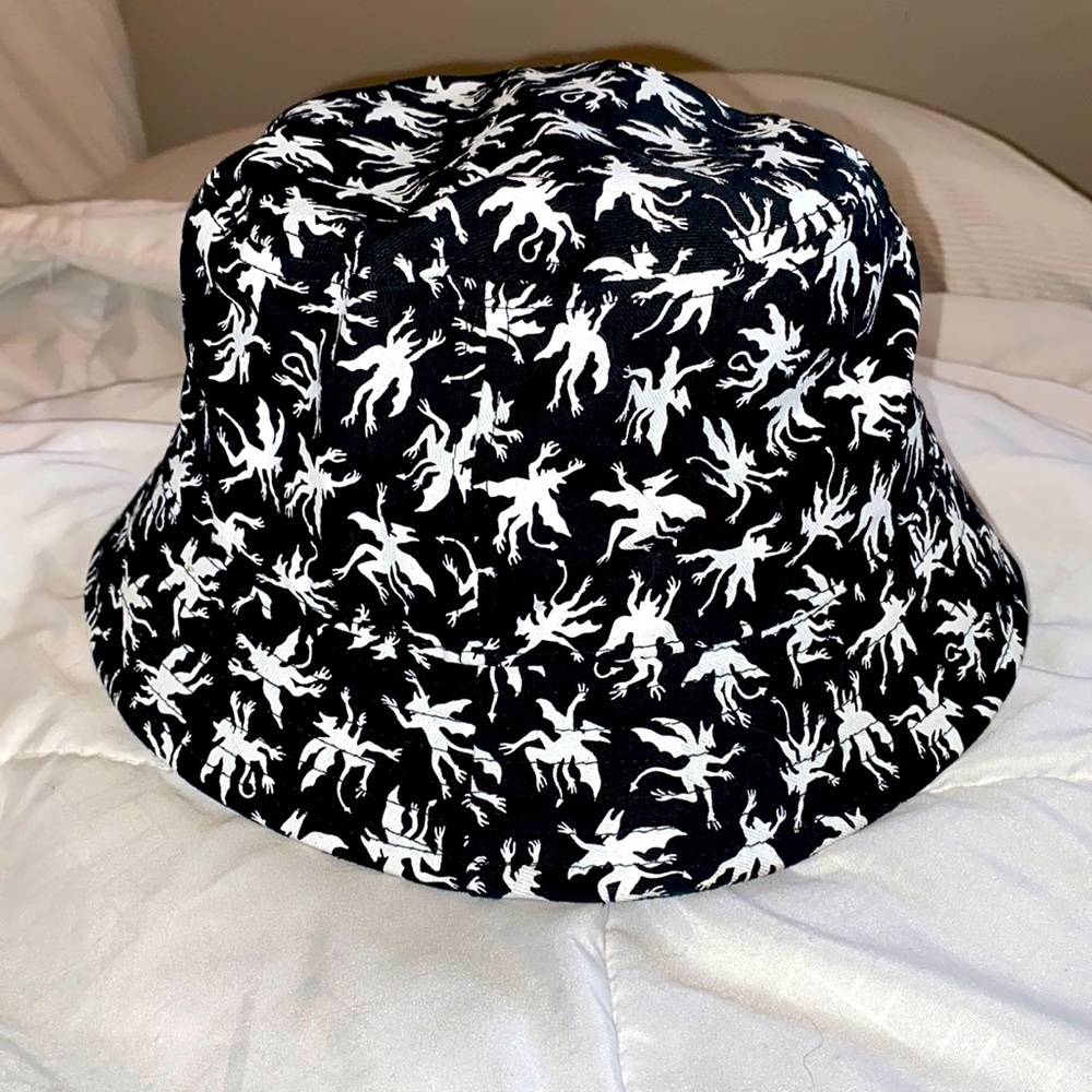 ONE SIZE - Black and White bucket hat
